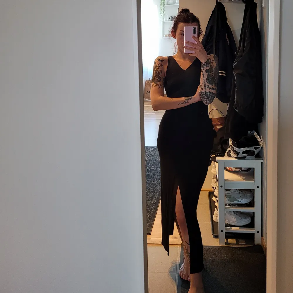 En svart klänning från weekday. Slits i mitten. Super snygg😍 Strl S säljer den för 50+frakt . Klänningar.