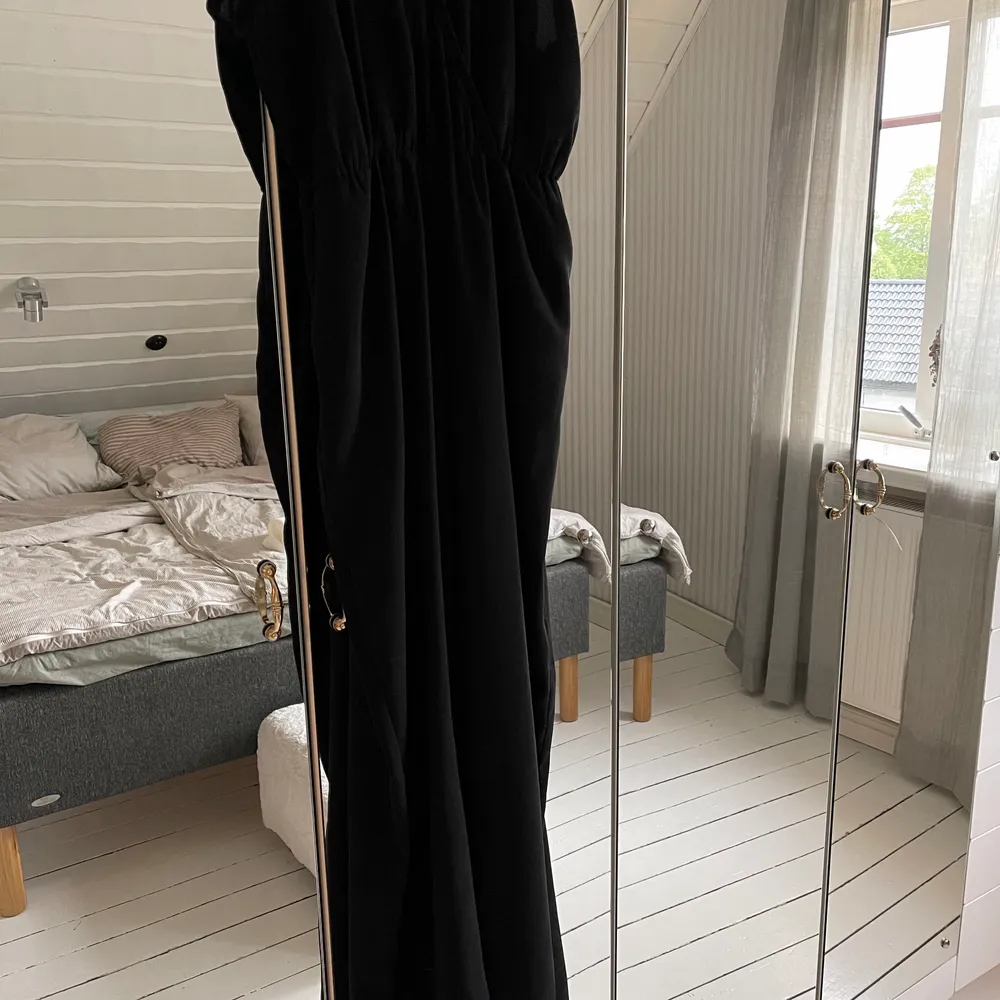 Svart jumpsuit från na-kd i storlek M med raka ben och linne upptill. Passar mig i längden som är ca 167cm lång. Väldigt luftig och skön i fint skick!. Jeans & Byxor.