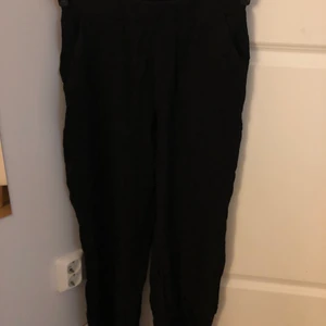 Byxor från FB SISTER - Byxor från FB SISTER. Stl: M