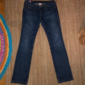 True religion - Straight leg trueys i nyskick. Inte stuprör! Stl 29 men snyggt insydda i svanken, enkelt att sprätta dock. Så sköna o mjuka. 