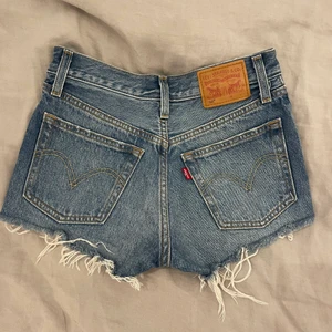 Levis shorts 501 - Mörkblå levi’s shorts storlek w23/w24 (liten i storlek). Nypris: 599kr, säljer för 100 kr. (Frakt ingår inte) 