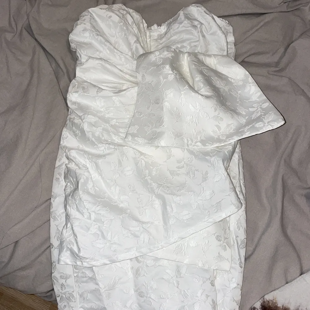 birthday dress 👗 jättefin och har aldrigt kommer till användning. storlek uk4 eu32. priset från början är 350kr #dress #vit #vitdress #partydress. Klänningar.