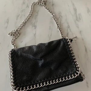 Scorett väska  - Fin väska med lång kedja från scorett. Köpt för något år sedan, fint skick. 