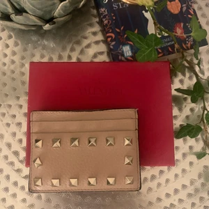 Valentino korthållare - En välanvänd ROCKSTUD CALFSKIN korthållare från Valentino. Köpt på Nk i Göteborg, kvitto och äkthetsbevis finns. Dustbag, förpackning och extra nitar tillkommer.