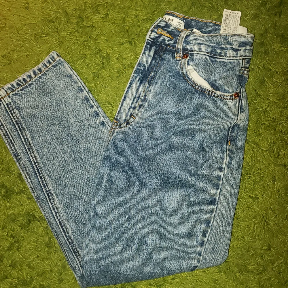 Säljer de här jeansen för att jag har många jeans nu och vill bli av med några.  Har använt de upp till 5 gånger.. Jeans & Byxor.