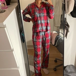 Röd rutigt pyjamas sett - Säljer detta pyjamas sett från hm. Tröjan har krage och en ficka och byxorna har inga fickor men ett resårband. Använd fåtal gånger. Är 166cm. Köparen står för frakten💕
