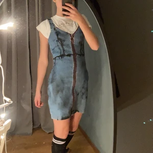 Jeansklänning - Snygg jeansklänning som jag har klottrat lite på:)