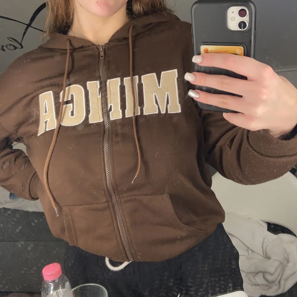 Hej! Säljer denna sjukt snygga kofta som är använd få gånger! Skriv gärna för fler bilder osv🥰❣️. Hoodies.