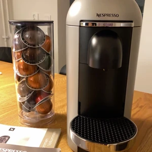 Nespressomaskin - Kaffemaskin som använts kanske 10ggr, Nespresso vertuo plus. Köparen står för frakt, annars kan jag mötas innanför tullarna i sthlm ☺️ 