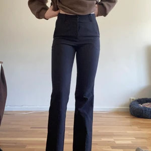 Kostymbyxor - Säljer svarta kostymbyxor från Bikbok. Använda ett fåtal gånger och säljer pga att dem har blivit försmå för mig. Jag är 169 och på mig går dem ner så dem når strumporna. Köparen står för frakt. Skriv gärna vid fler frågor💞
