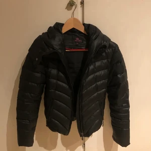 Chelsea jacka - Jätte fin Chelsea jacka inga konstigheter med den förtom att pälsen är av. 