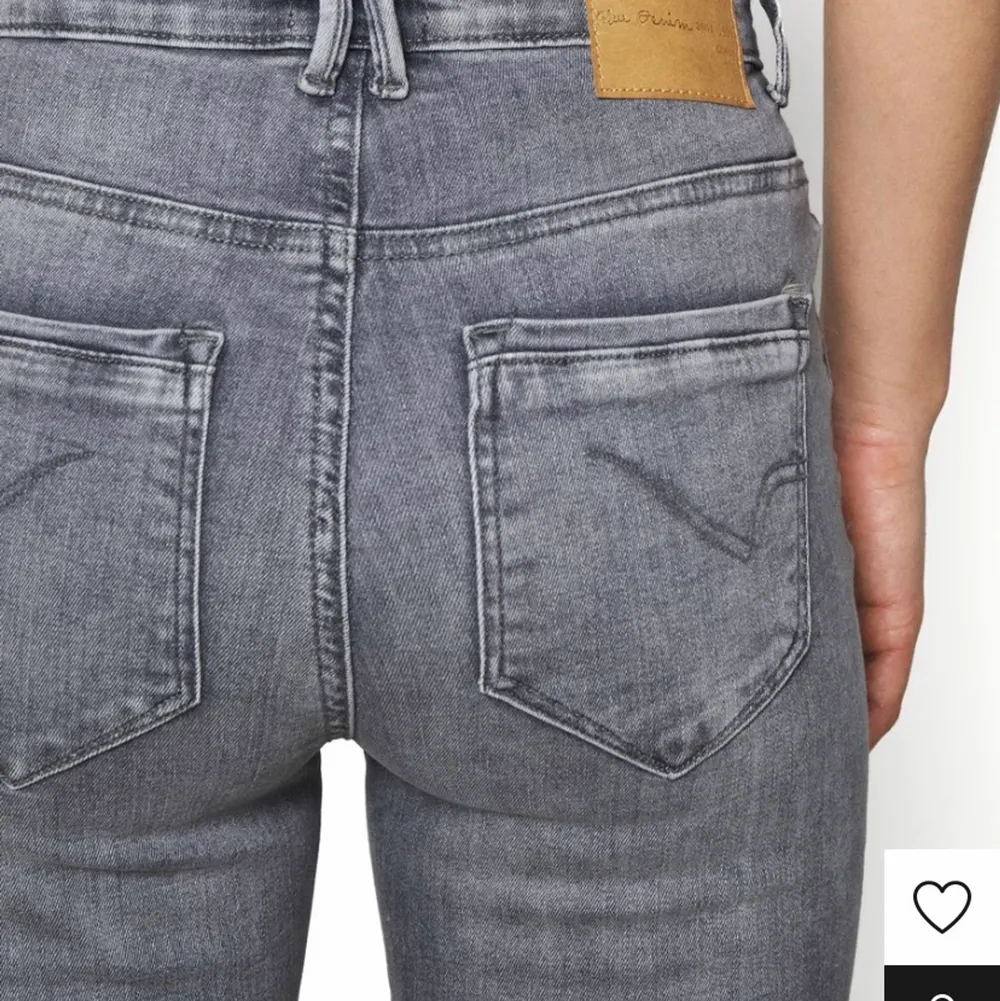Säljer mina gråa jeans från ONLY strl 36x32. Jättefint skick  inga defekter❤️. Jeans & Byxor.