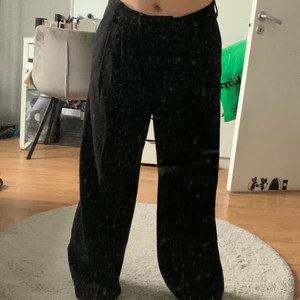 Snygga kostymbyxor från veromoda  - Stl M! Säljer för dem har tyvärr blivit lite små i midjan, jag har sytt upp dem vi anklarna med symaskin men man ser inte att det är gjort, jag är 160 och dem går precis över skon!