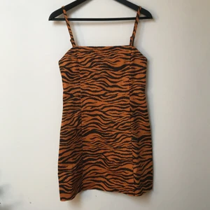 Klänning ifrån monki - Oanvänd kort klänning i tiger mönster som är ifrån monki, storlek 38! 