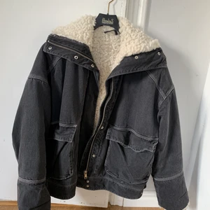 & Other stories fodrad jeansjacka 34 - Jacka från & Other stories i grått jeanstyg och pälsfoder. Storlek 34 men modellen är rätt så oversize. Eftersom den är fodrad med päls håller den värmen väldigt bra. Den är använd men i jättefint begagnat skick!