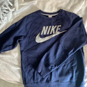 ÅKTA NIKE SWEATSHIRT - Asball Nike sweatshirt som säkert är 10 år gammal. Mörkblå med grått tryck. Fint skick utan synliga defekter men väl använd💙 Storlek S (herr) men passar mig som är XS/S i tröjor. Den är lite oversize så kan passa även M. Säljer vid bra pris! 