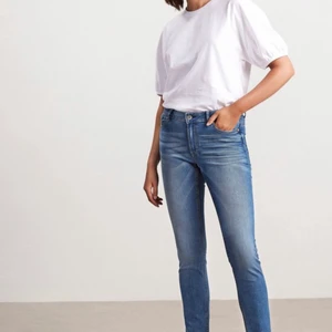 Blåa slim jeans - Blåa ”jeans ” de är lite ”mjukare” än vanliga jeans de är för korta för mig och är runt 160 cm lång har en dragkedja på ändan av” jeansen” de är även lågmidjade 