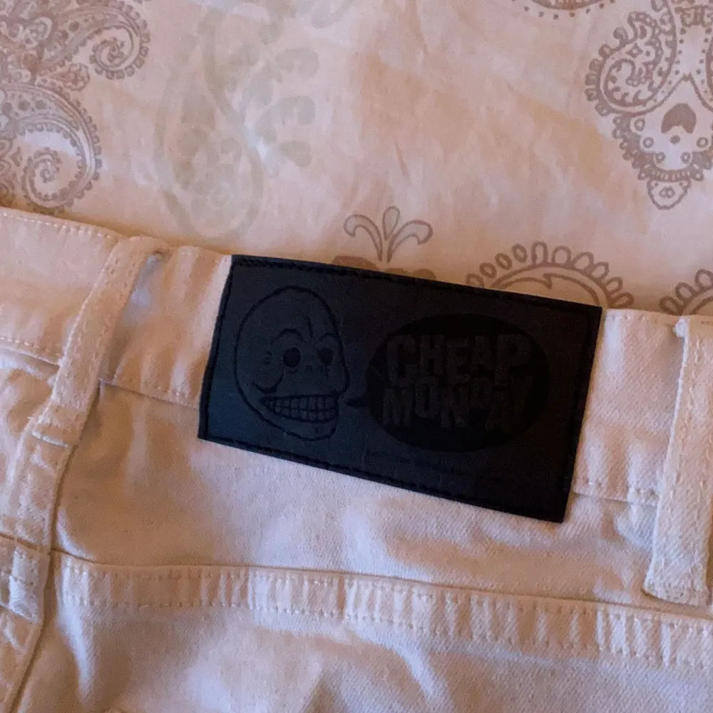 Vita cheap monday jeans passar S och M. Stretchigt material och väldigt långa med en slits nertill.. Farkut & Housut.