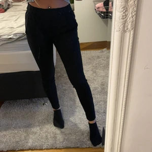 Mjukis/kostymbyxor Lager 157 - Mjukisbyxor/kostymbyxor. Fickor fram och ”fake” fickor bak 