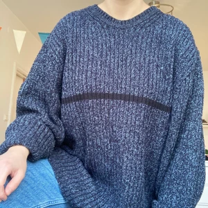 Stickad tröja från Mustang - Cool stickad mörkblå tröja från Mustang chinos!! Köpt secondhand och aldrig använd. Varm och skön, inte alls sticksig!!! Strl XL men passar S och uppåt beroende på passform