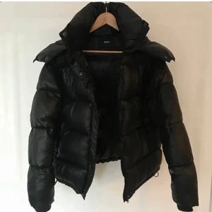 Bikbok jacka - Kollar nu intresset utav min äääälsklingsjacka då jag funderar på att sälja den ifall jag får ett bra bud. jackan är i storlek S och passar både XS och M skulle jag säga. säljer den inte för mindre än 700❤️ BUDA MED MINST 50! köp direkt går att diskutera❤️