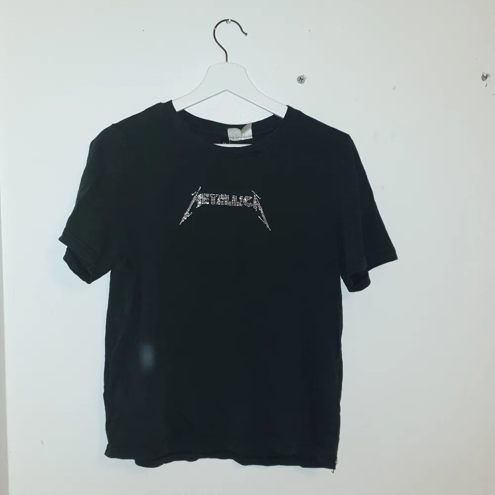 Säljer min Metallica tröja, trycket är med små diamanter, tyvärr har några fallit bort . T-shirts.