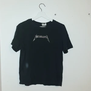 T-shirt metallica - Säljer min Metallica tröja, trycket är med små diamanter, tyvärr har några fallit bort 