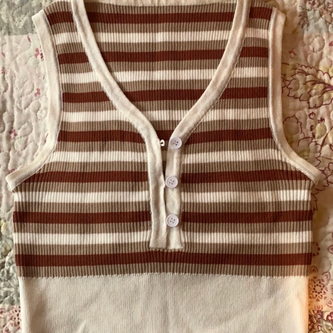 Randig väst-topp i bruna nyanser - 90