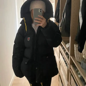 Svart fjällräven jacka! - En jätte fin svart fjällräven jacka, inte fake. Tjock jacka gjord för vinter klimat, står även emot vatten. Storlek XXS men sitter som en S😌 Ny pris 6000!💓 bilden är lånad, budet ligger på 4000!😋