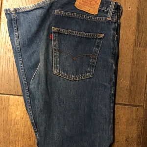 Vintage 501 Levi’s jeans  - Snygga jeans sitter jätte bra på mig (har 36 & är 168cm, men byxorna blivit för stora på mig nu) storlek W 33 L 32, väldigt bra skick 🌟 390kr+frakt