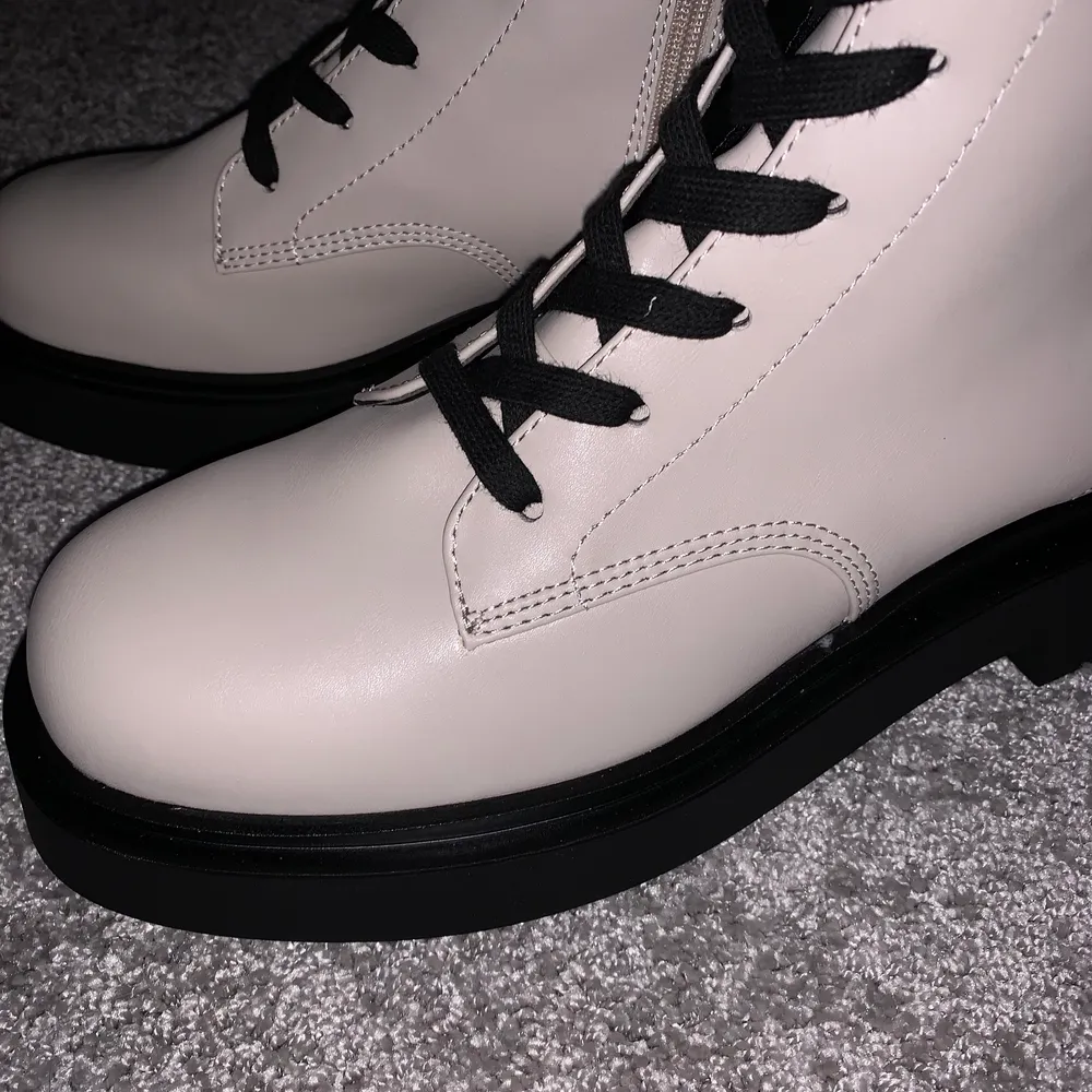 Helt nya boots i stl 40 som endast är provade och bara har stått sen jag fick hem de. Säljs då de inte är min stil. Snygga, bekväma och normal bra passform. 300kr +frakt. Skor.