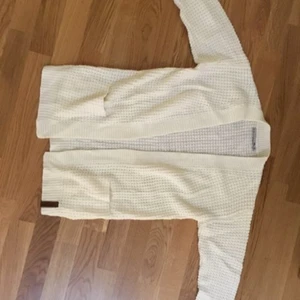 Kofta Lager 157 - Säljer denna fina långa vita koftan från lager 157. Har använts några gånger men fortfarande i bra skick :) Storleken passar åt 12-14 år