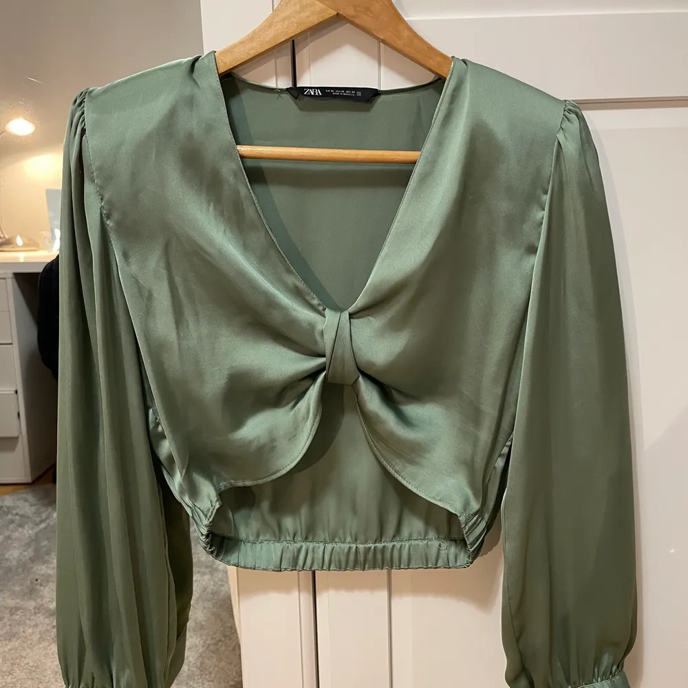Super snygg silkes topp i en grön färg, perfekt som festtop. Toppen är köpt från zara, säljer pga för liten storlek. Orginalpris: 359kr mitt pris: 229kr. Blusar.