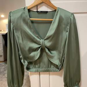 Super snygg silkes topp i en grön färg, perfekt som festtop. Toppen är köpt från zara, säljer pga för liten storlek. Orginalpris: 359kr mitt pris: 229kr