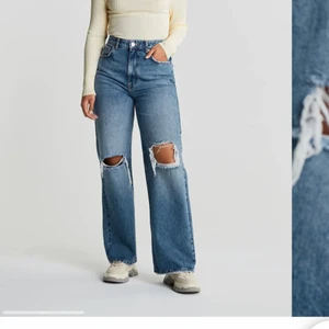 Gina tricot  jeans storlek 36 - Jag säljer mina blåa jeans med hål i knäna för att dom har blivit för störa och jag kan inte ha dom längre. Nypris 600kr men jag säljer för 100kr. Köparen står för frakten 