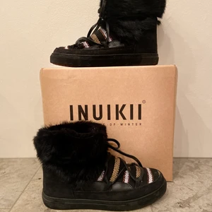 Inuikii - Ett par superfina och trendiga inuikiis. De är ansvällda men inget som syns. Skriv vid intresse❤️ Köpta för 2799. Det är storlek 41 men passar 40-39 och en stor 38❤️ Vid snabb affär 1200💕