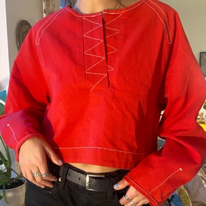 Weekday tröja strl S - Boxig croppad tröja med vita detaljsömmar från Weekday i storlek S!!!! skitsnygg och i väldigt bra skick!! <3