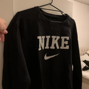 vintage nike tröja  - lägger ut igen pga förra personen som vann budet var oseriös! säljer dö denna vintage tröjan som jag köpte på plick för någon måndag sen men har inte använt den alls så mkt , och kommer från ett rök och djur fritt hem! tröjan är i helt ok skick och är super mjuk inuti, köpare står för frakten💖