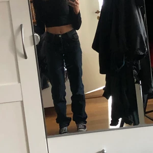 Zara jeans - Zara mid rise jeans i färgen mörkblå. Sytt upp dom lite längst ner så dom nu går ner till skorna på mig som är ca 166cm❤️ Möts i Uppsala annars står köpare för frakten