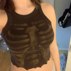 Brun y2k topp - Brun topp med skelett form på. I bra skick!❤️
