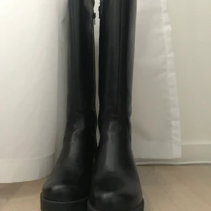 Trendiga boots - Trendiga stövlar i äkta läder med tjock sula endast använda 1 gång. Nypris ca 1200
