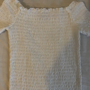 Vit Off shoulder croptop - Nyskick croptop som är offshoulder