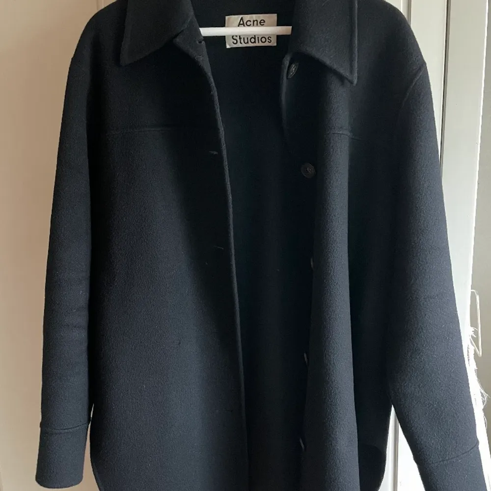 Säljer min svarta jacka från Acne i overshirt liknande modell och i storlek 36 (oversized) Köptes förra vintern och knappt kommit till användning, väldigt bra skick! Köptes för 6999kr och säljer nu för 1000 kr eller bud! (Fraktkostnad tillkommer!). Jackor.