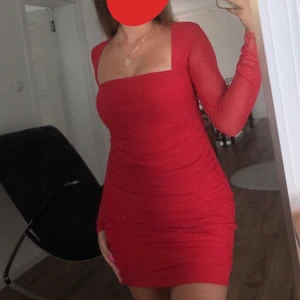 Röd kläning  - Jätte snygg långärmadkläning, har inte använt den då jag ej fick något tillfälle för det, så den är i jätte fint skyckt, om ni vill ha flera bilder eller undrar nåt är det bara att fråga 