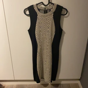 Klänning  - Säljer denna klänning från hm i strl 38. Knappt använd. Kontakta mig om du är intresserad💕