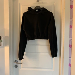 Nelly hoddie  - Säljer denna snygga lite kortare hoodie från Nelly, använd några få gånger. Skriv gärna vid intresse🥰