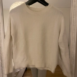 Vit tröja - Vit mysig tröja från H&M i storlek XS, super fin och perfekt nu till hösten! Knappt använd. Frakt kostar 66kr💞