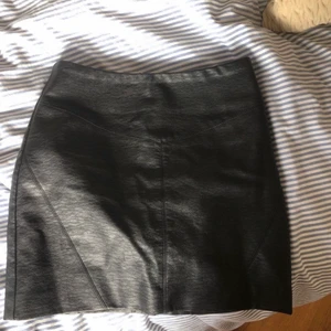 Skinnkjol från H&M - Superfin skinnkjol från H&M i storlek XS, som jag inte längre var användning för.❤️❤️ bra skick kan köpas för 80kr+frakt 