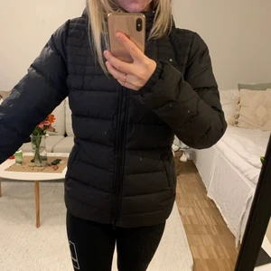 Adidas dunjacka  - Dunjacka från Adidas i storlek S. Använd men i mycket fint skick. :)