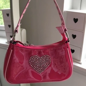 Y2k väska  - Super söt y2k väska köpt på plik säljer säljer pga köpte en annan. Skriv gärna för fler💖